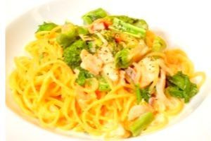 春野菜とサーモンのクリームソース